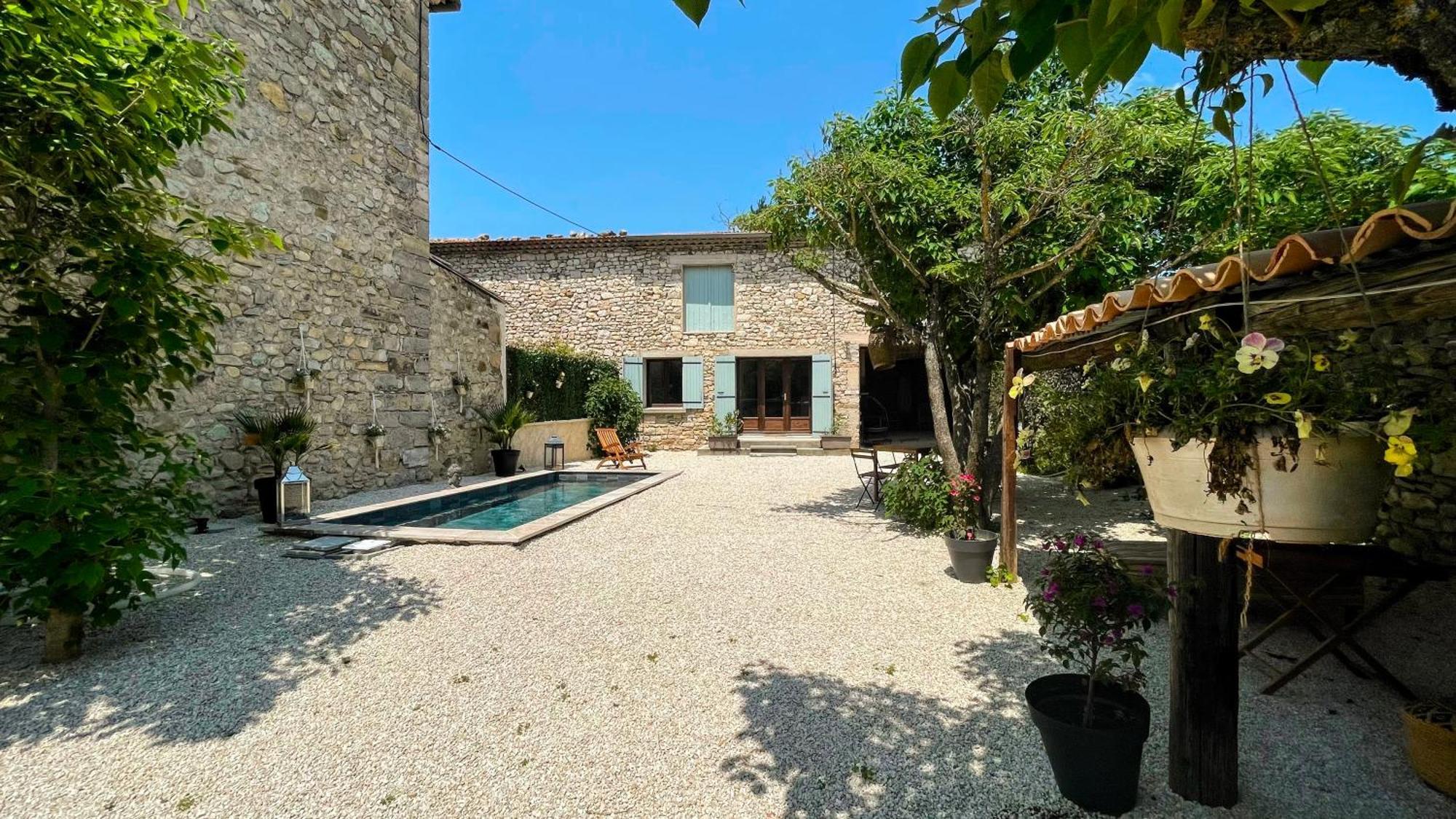 Mazet En Provence Pour 4, Piscine Chauffee Privee, Jardin Clos Prive, Barbecue, Chiens Admis Sainte-Jalle 外观 照片